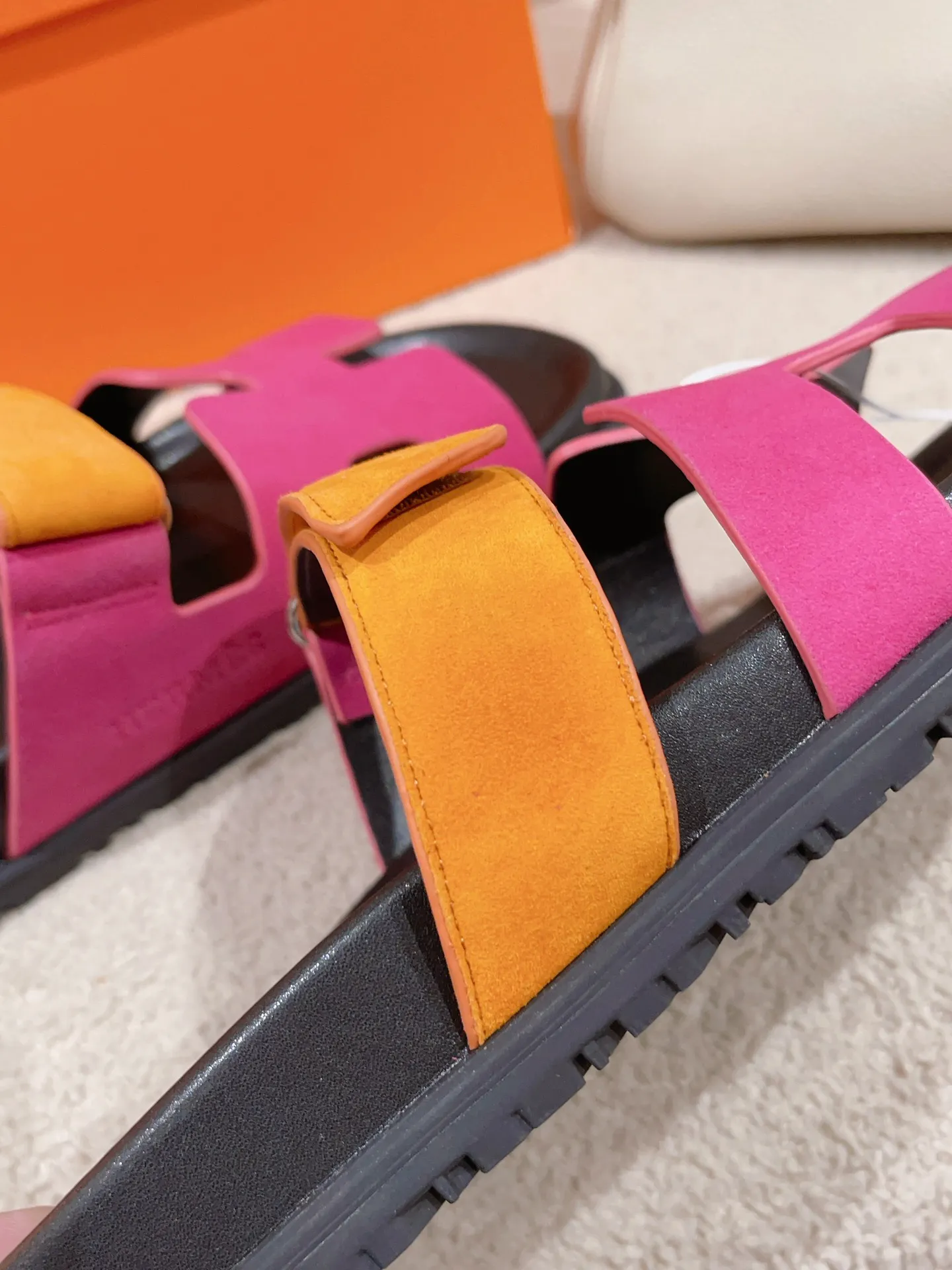 💕💕Factory direct selling price p480💕💕 𝐇𝐞𝐫𝐦𝐞𝐬 Hermès second uncle slippers, must be crazy to call🙆 The classic + 2025 new color matching is also so beautiful. The contrasting splicing of different colors and materials can easily create a fashionable look Size: 35-45